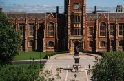 皇后大学学费贵吗