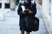 小新穿雨衣